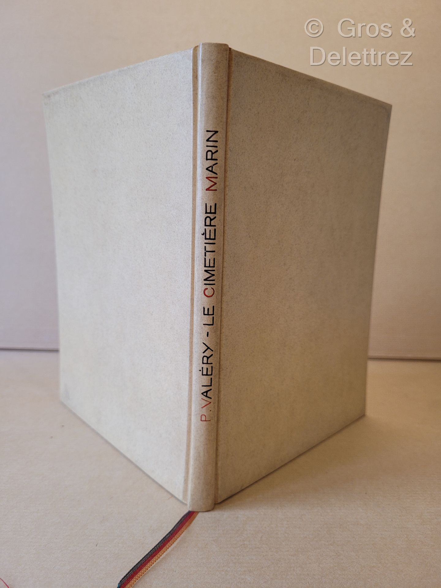 Null 保罗-瓦莱里。



海洋公墓。诗。



巴黎，埃米尔-保罗，1920年，8开本，用奶油色纸板装订，背面有标题，封面保存。



第一版印数为556&hellip;