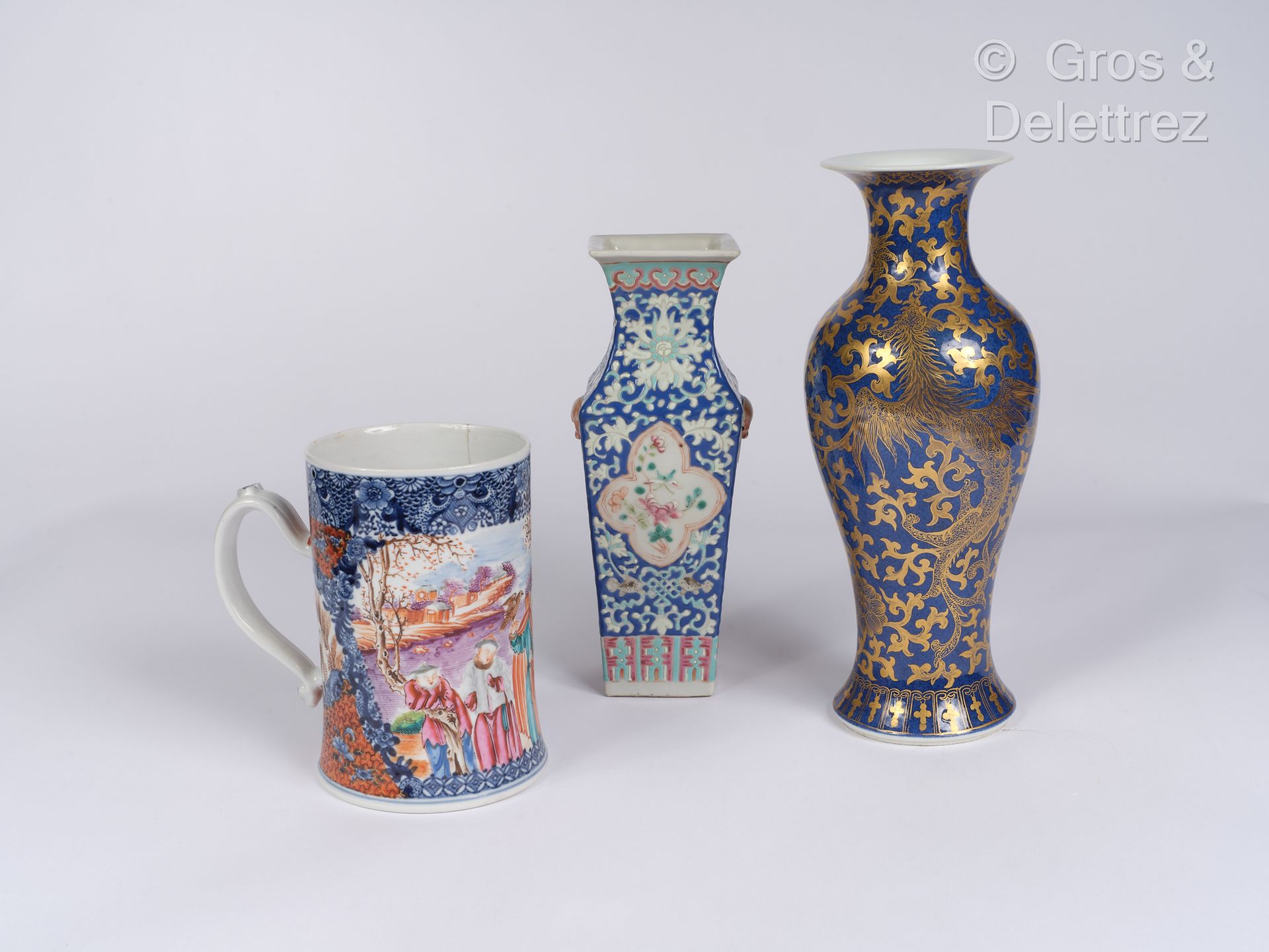 Null 中国。瓷器套装包括一个釉下蓝色多色珐琅装饰的杯子，描绘了露台上的人物，其中一个拿着一只猛禽；一个粉蓝色和金色背景的阳台花瓶，上面有一只凤凰，周围有树叶&hellip;