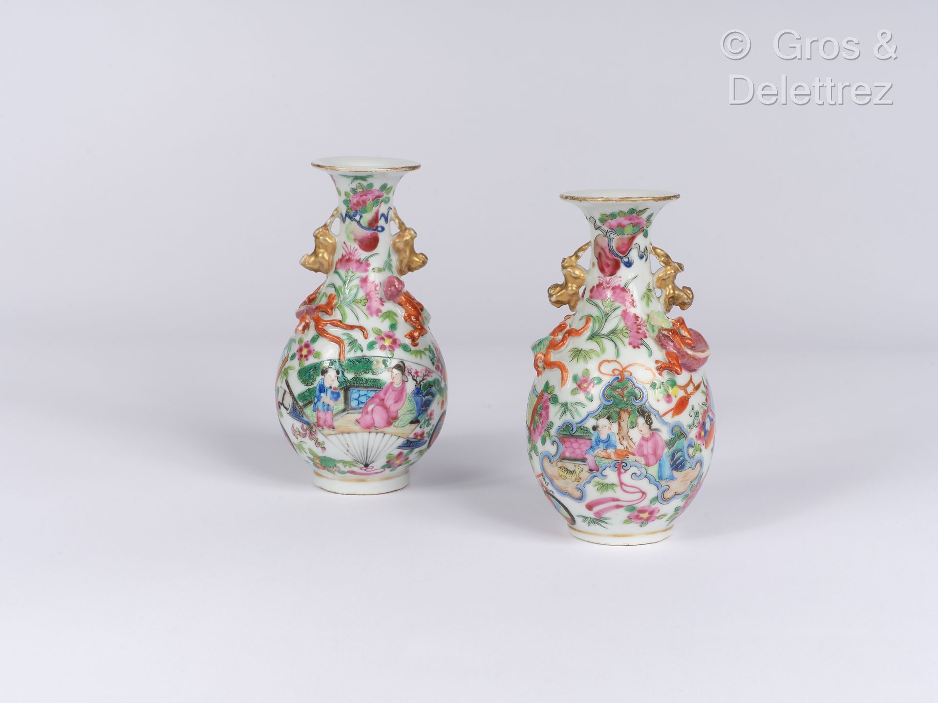 Null China, Canton. Pair of porcelain piriform vases with polychrome enamelled d&hellip;