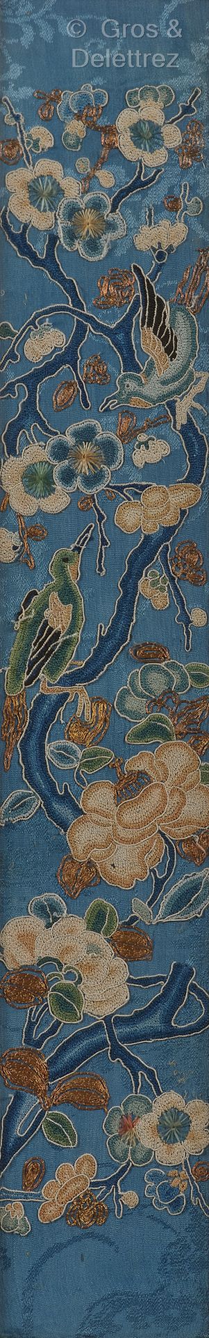 Null 中国。一对以凯西为背景的刺绣丝绸面板，表现了枝状鸟类。



19世纪晚期



56 x 10 cm at sight