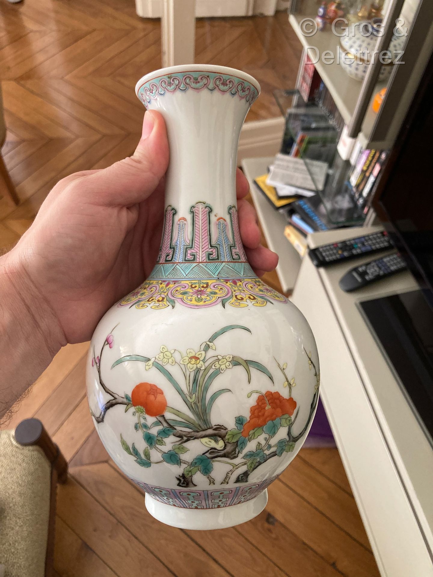 Null Cina. Vaso a bottiglia in porcellana Famille Rose e smalto, decorato con mo&hellip;
