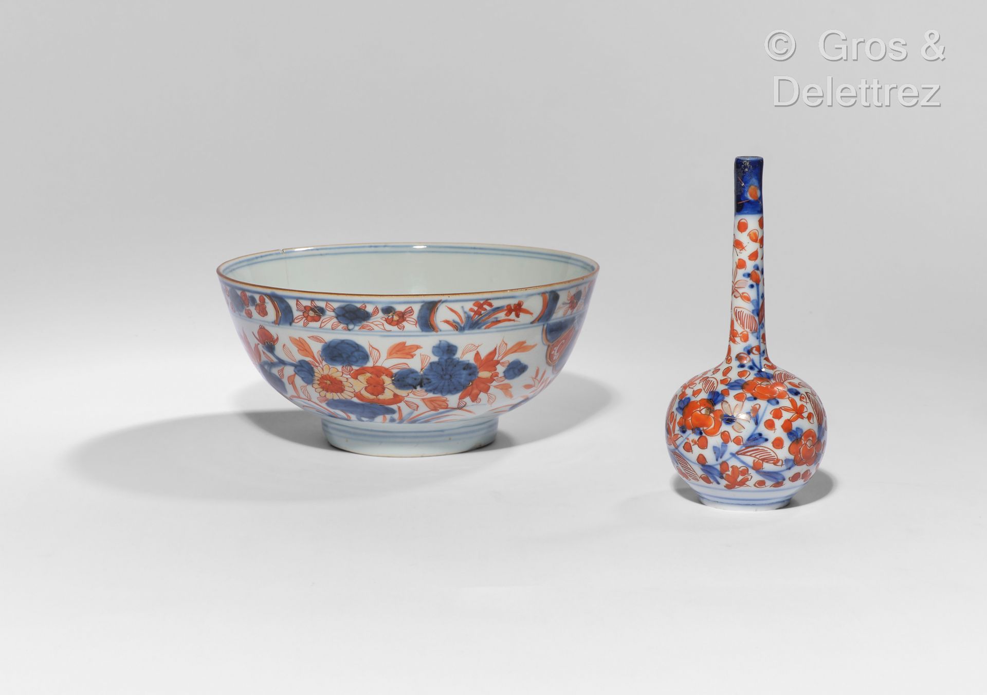 Null 日本。伊万里瓷器的高颈碗和球状花瓶套装。



19世纪



直径：20厘米 高度：16厘米高16厘米



裂缝
