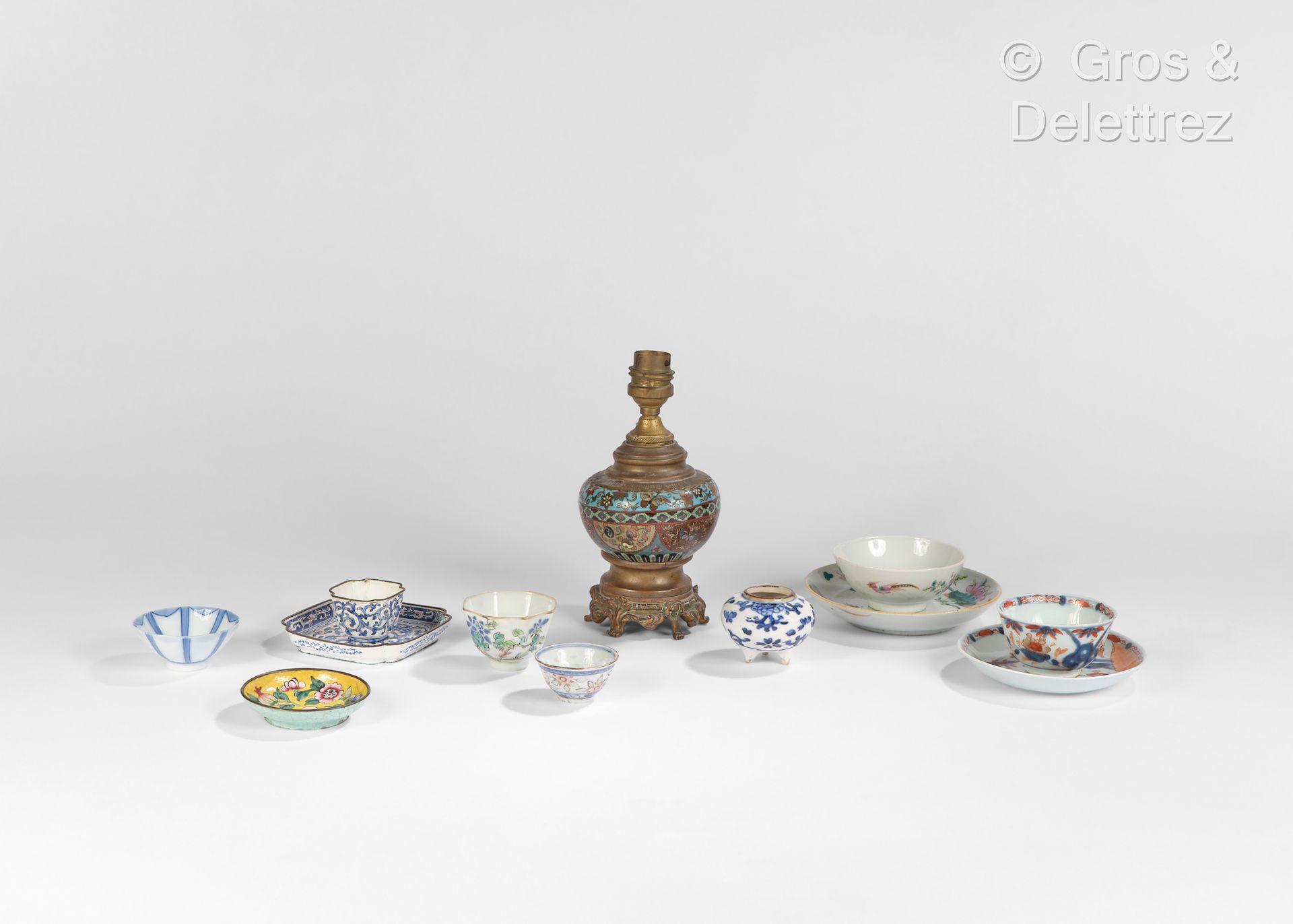 Null China and Japan. Small lot composed of a cloisonné bronze lamp, an imari po&hellip;