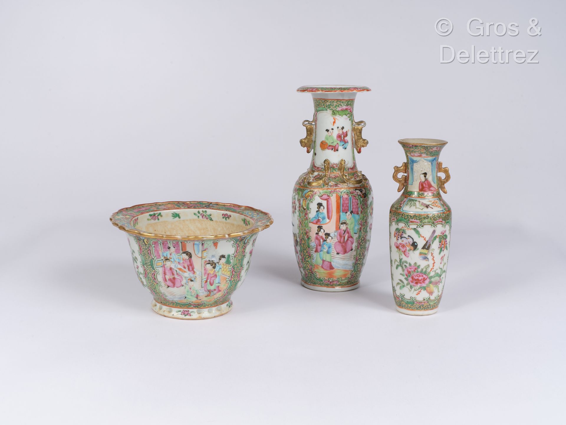 Null 
China, Canton. Set consisting of a baluster vase and a planter in porcelai&hellip;
