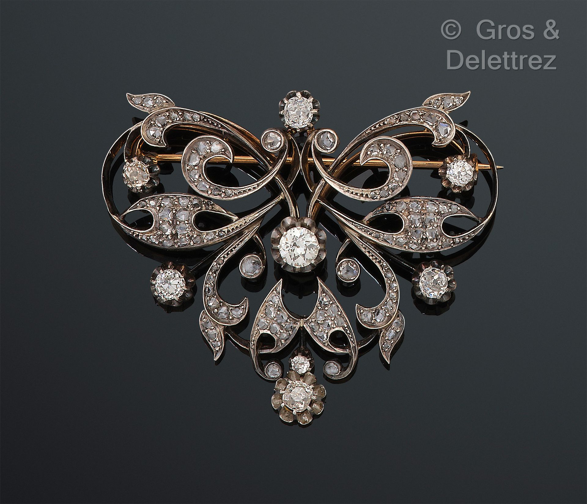 Null Yellow gold and silver openwork brooch decorated with scrolls, entirely set&hellip;