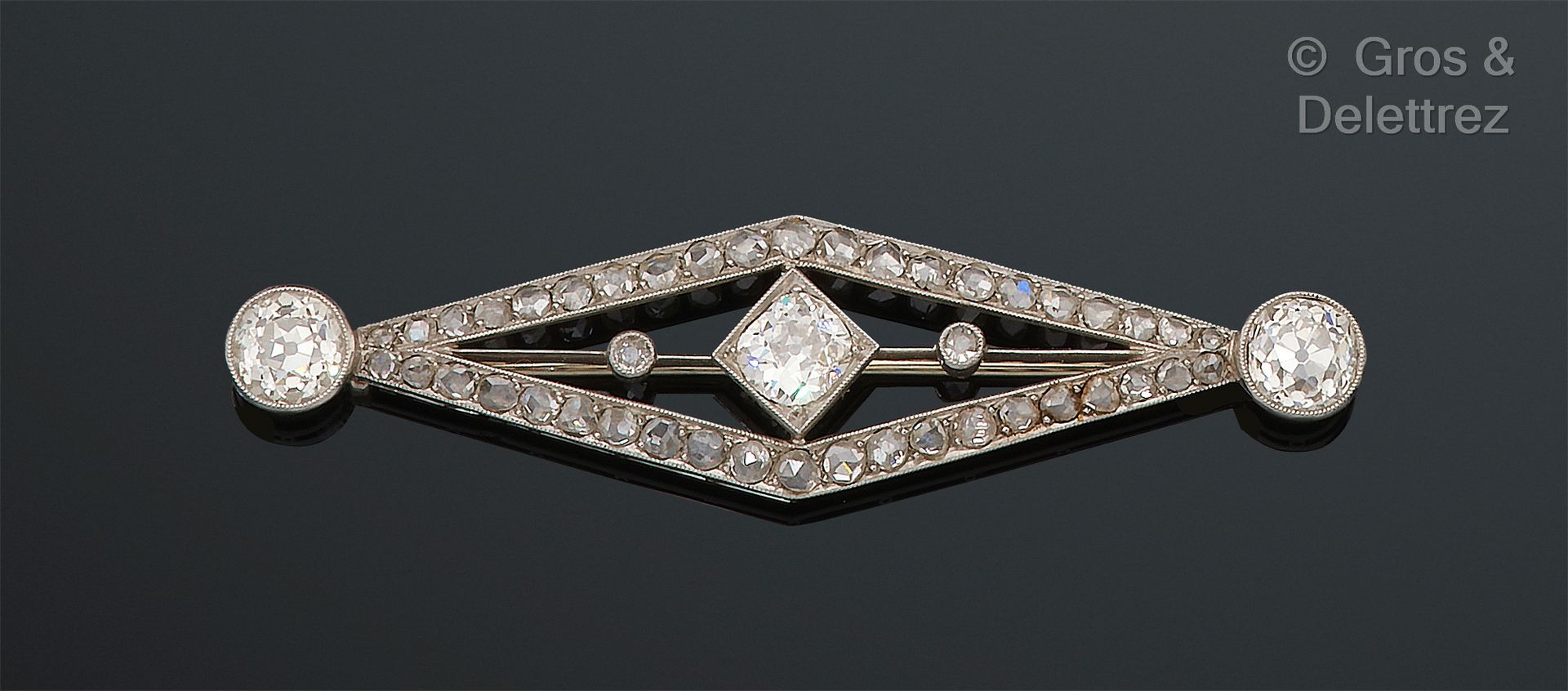 Null 铂金 "Barette "胸针，由一颗镶有玫瑰式切割钻石的钻石组成，上面有三颗较大的老式切割钻石。该胸针为白金材质。尺寸：6.2 x 1.6 mm。毛&hellip;