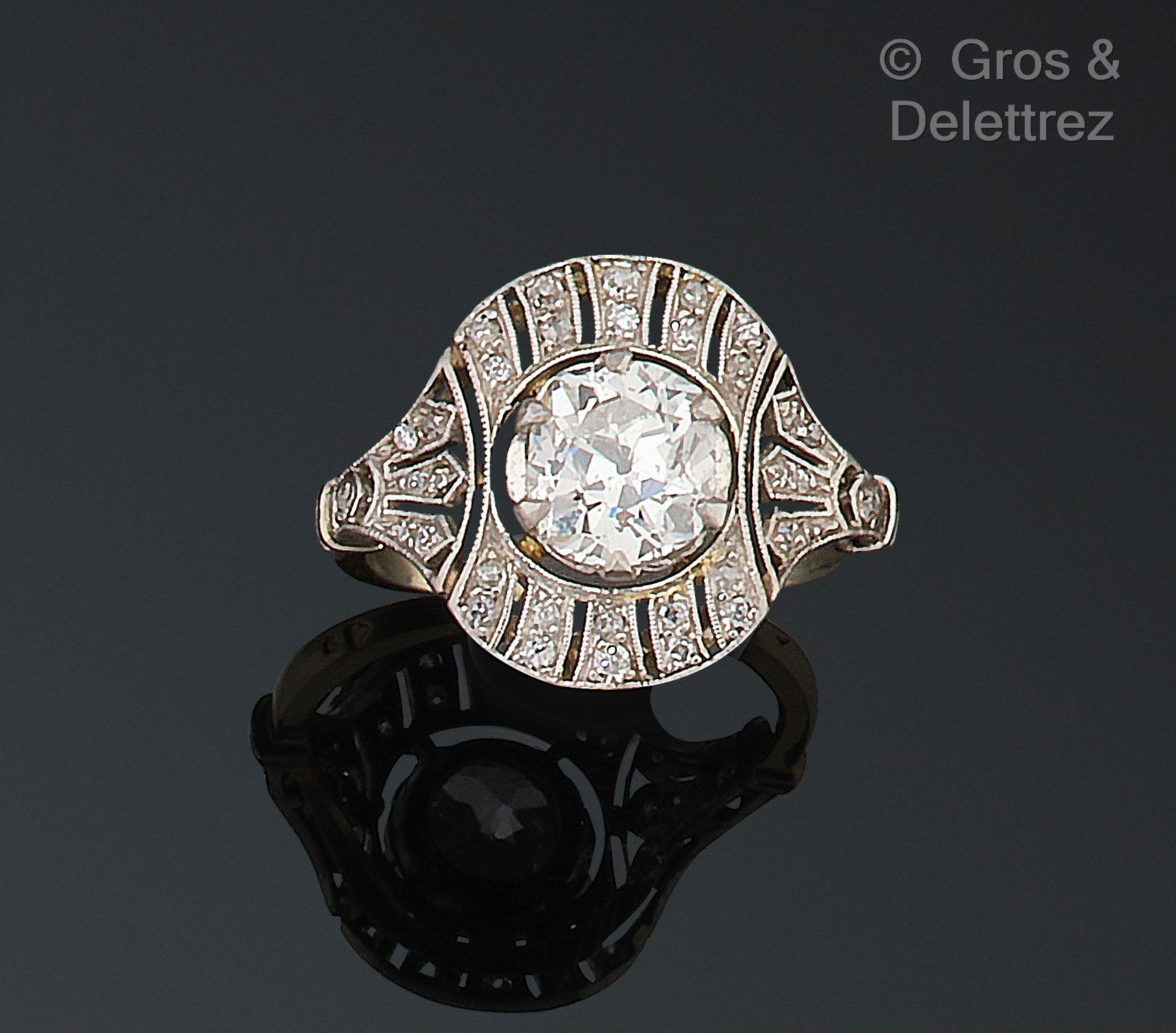 Null 一枚白金和铂金戒指，在镶嵌有玫瑰式切割钻石的镂空手掌中镶嵌了一颗枕形钻石。 钻石的重量：约1.80克拉。 手指大小：55。毛重：5.1克。