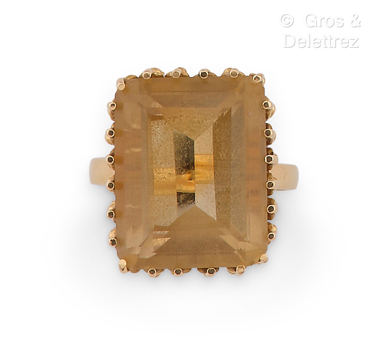 Null 黄金戒指，扭曲的金属丝镶嵌着一个长方形切割的黄水晶。手指大小：57。毛重：10.2克。