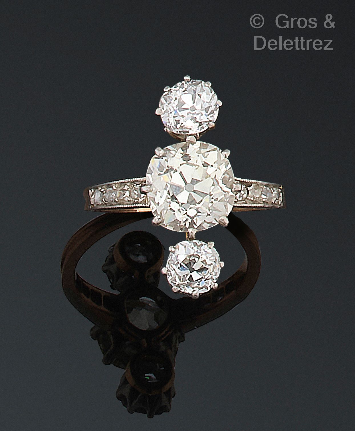 Null Ring aus Platin und Gelbgold, verziert mit drei Altschliff-Diamanten, davon&hellip;