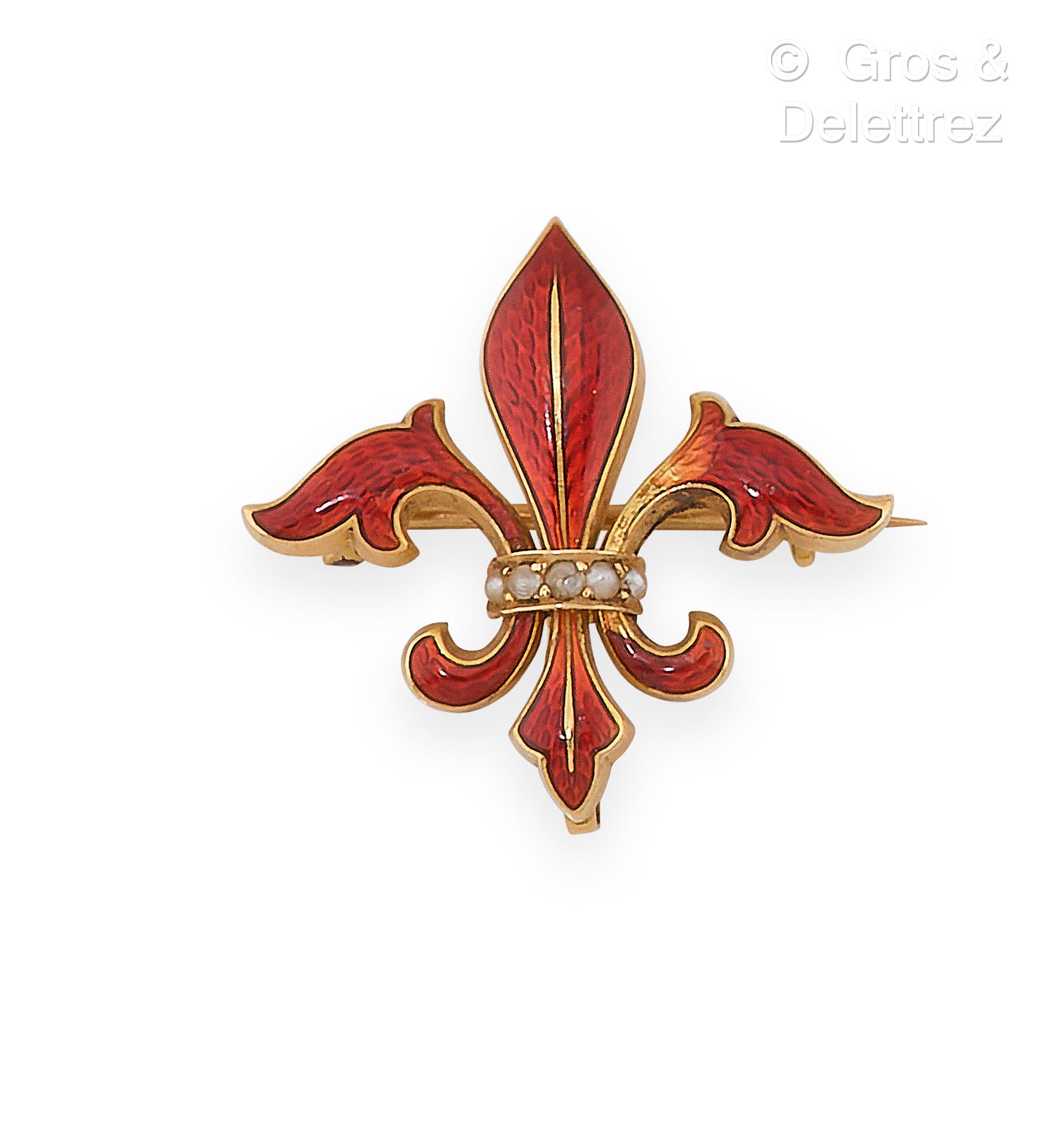 Null 黄金 "Fleur de lys "胸针，背景是红色珐琅的扭索纹（缺失），由镶嵌有精美珍珠的扣子固定。尺寸：2.5 x 2.5厘米。毛重：3克。