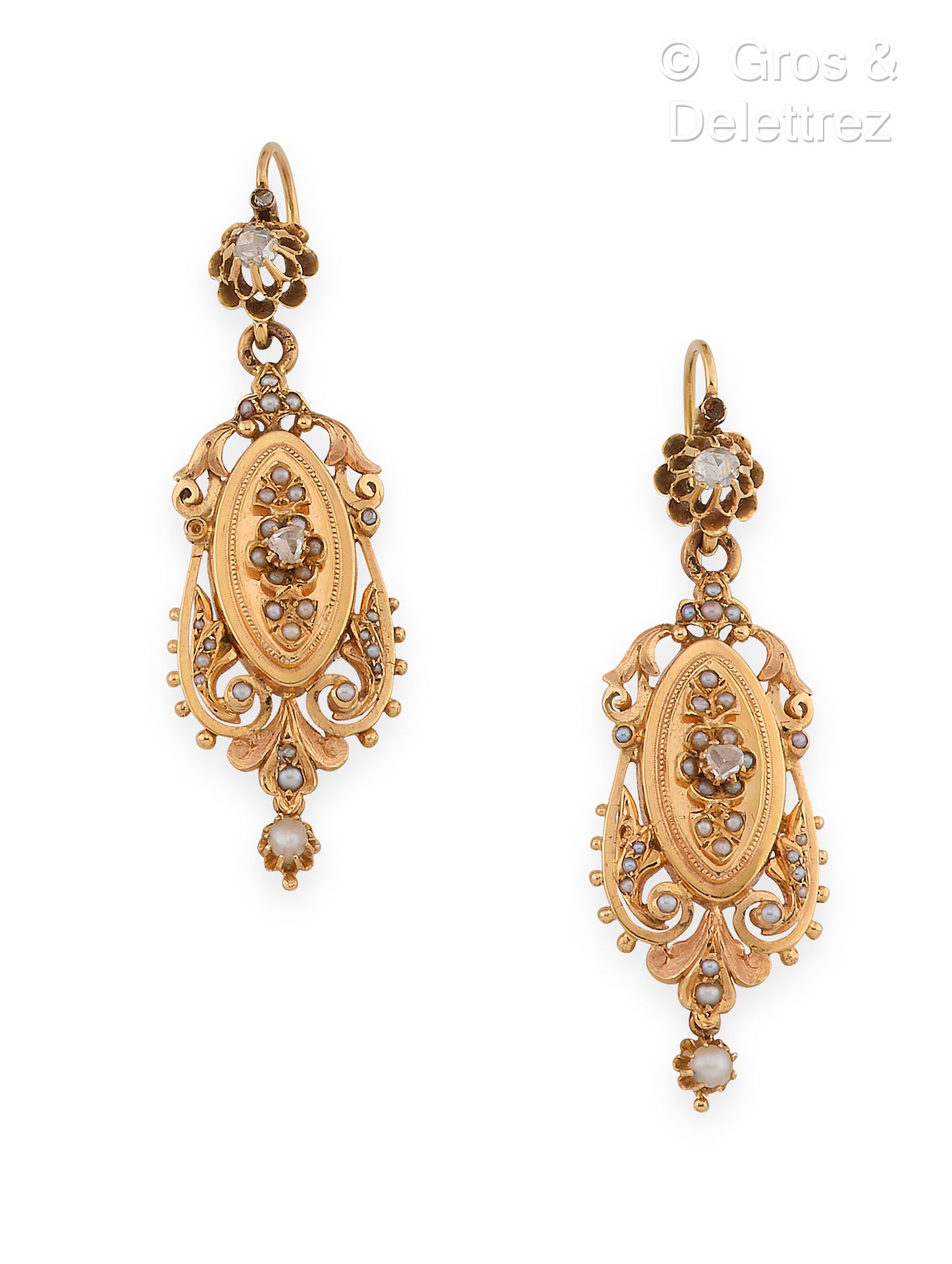 Null 一对黄金耳环，雕刻和穿孔的卷轴下有精美的珍珠和玫瑰切割钻石。19世纪的作品，拿破仑三世时期。长度：5.5厘米。毛重：11克。