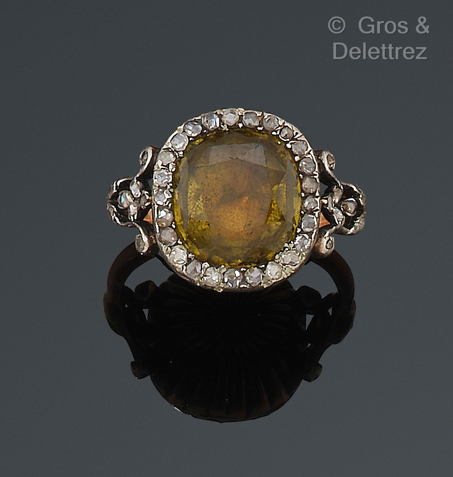 Null 黄金戒指，在卷轴式镶嵌玫瑰式切割钻石的paillon上镶嵌一颗绿色宝石。手指大小：52。毛重：5.7克。