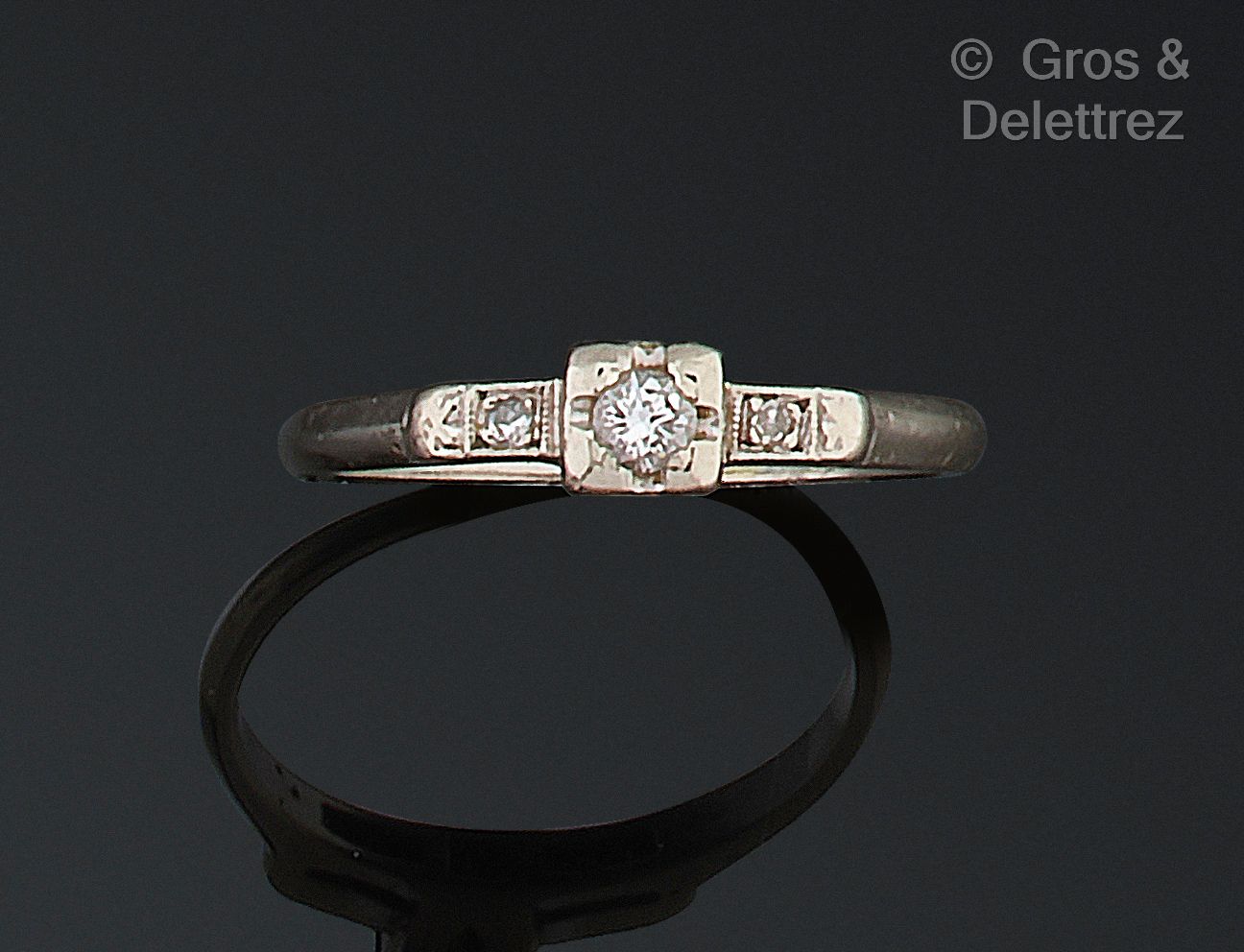 Null White gold ring, set with a brilliant-cut diamond and two smaller diamonds.&hellip;