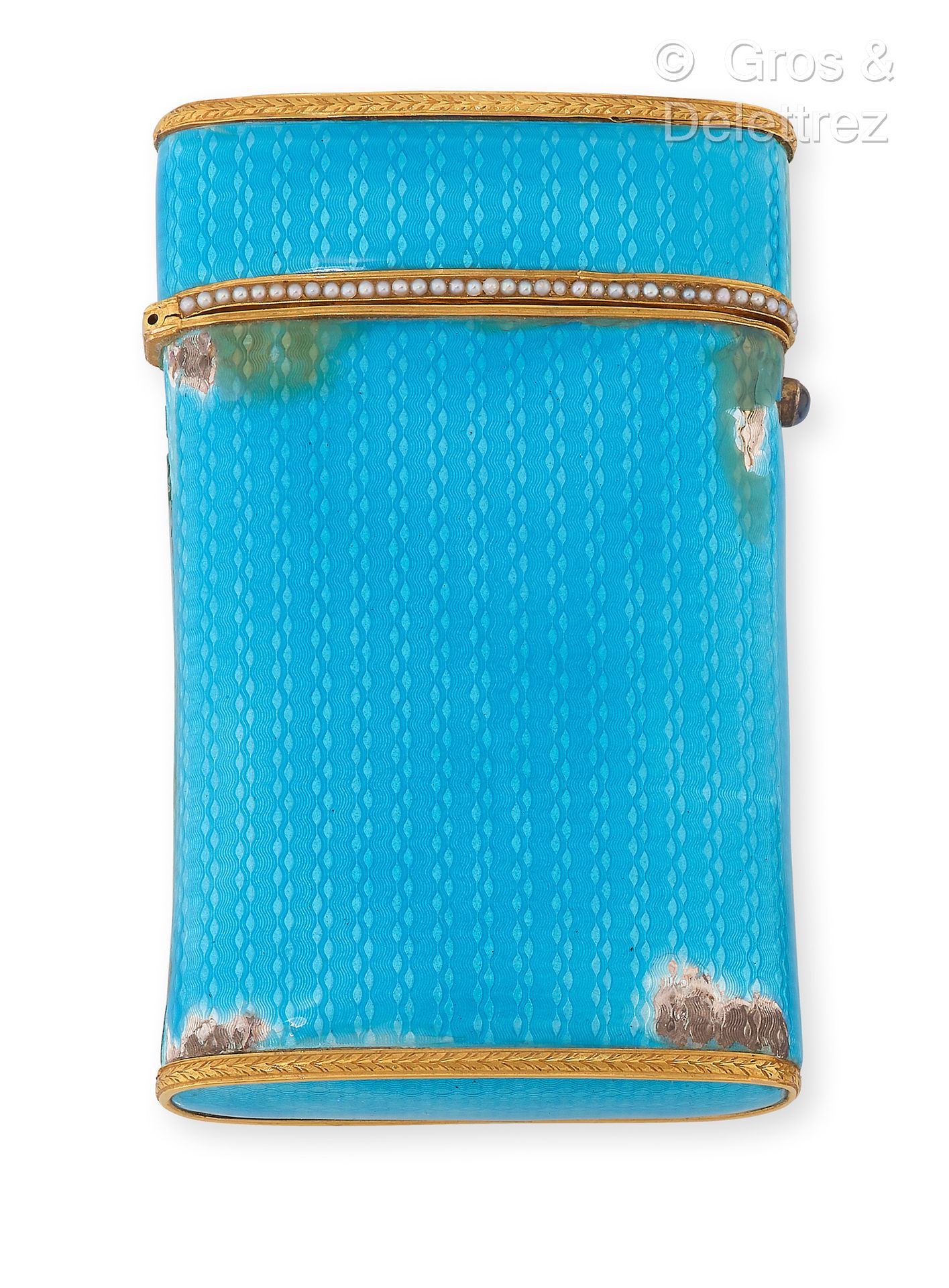 Null 镶嵌黄金，主体为半透明的蓝色珐琅，背景为玑镂式的珍珠楣和树叶楣。俄罗斯作品，19世纪末/20世纪初。带有法贝热印记。尺寸：10,5 x 6,5厘米。毛&hellip;