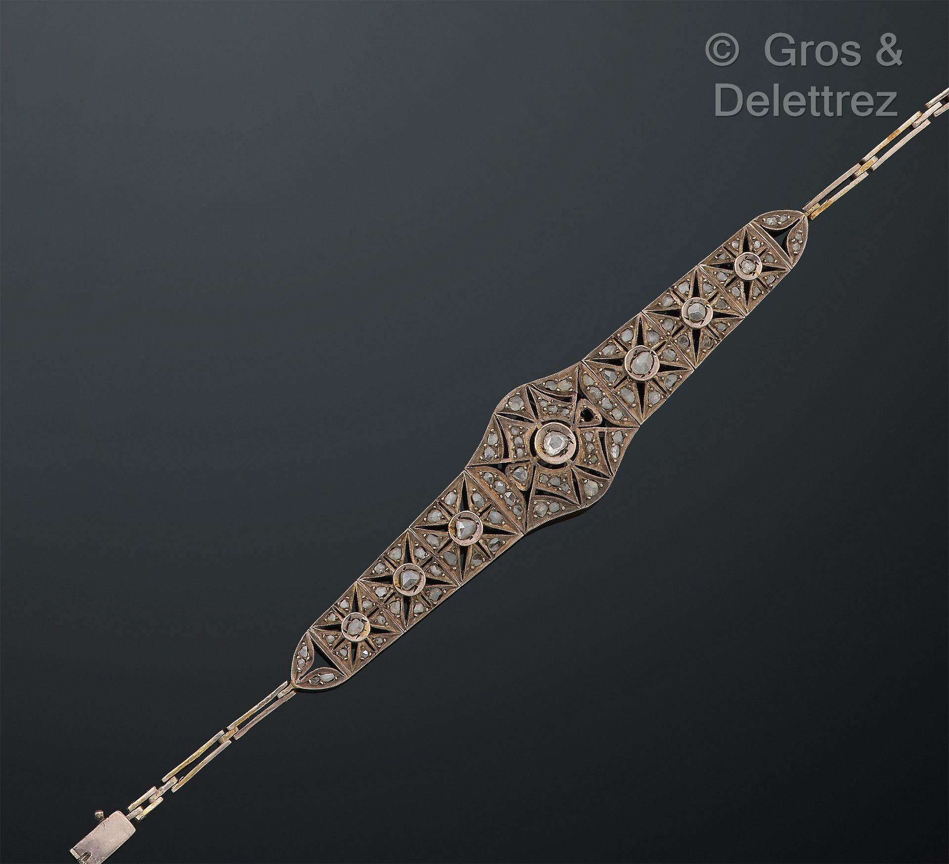 Null 铰链式银手镯，由完全镶嵌着玫瑰式切割钻石的几何装饰的链节组成。长度：17厘米。毛重：14.3克。