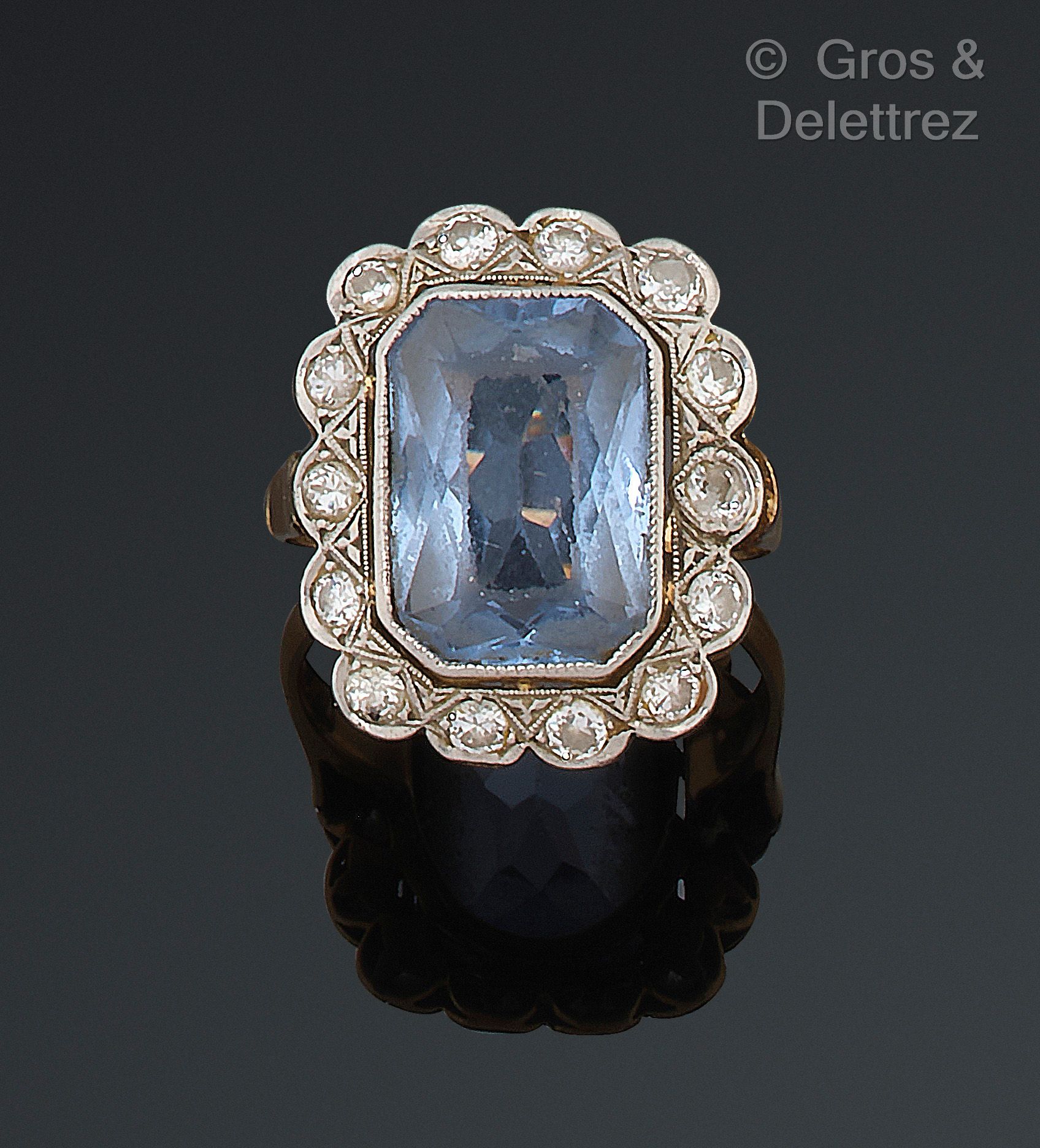 Null 一枚黄金和铂金戒指，在明亮式切割钻石中镶嵌了一颗蓝色尖晶石。约1925年。手指大小：56。毛重：7.1克。