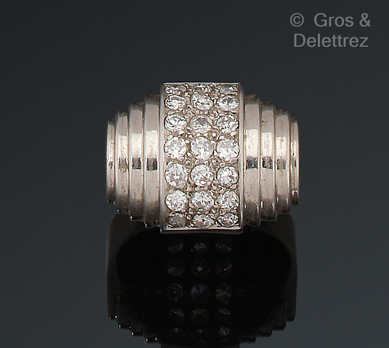 Null 法国作品，约1930年 铂金戒指，由一个卷轴组成，形成一个台阶，中间由明亮式切割的钻石铺垫（其中一些已被侵蚀）。手指大小：54。毛重：7.8克。