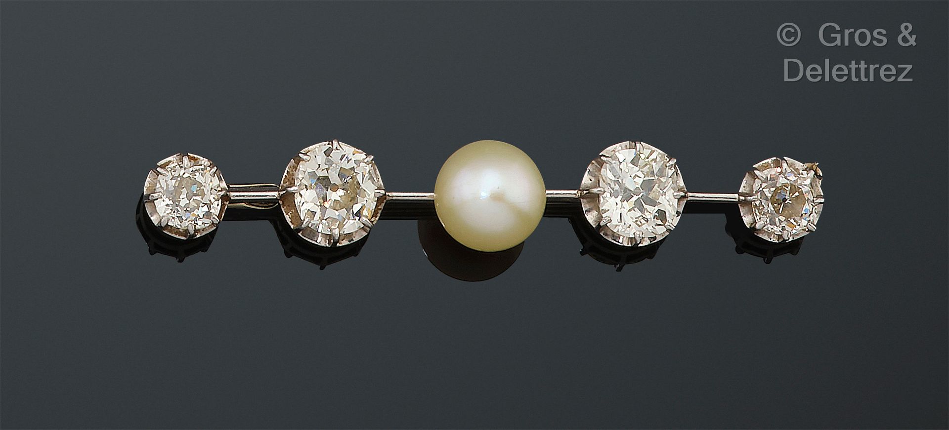Null 铂金和白金 "Barette "胸针，镶有一颗纽扣珍珠和四颗老式切割枕形钻石。 钻石的总重量：约5.50克拉。 长度：6厘米。毛重：9克。