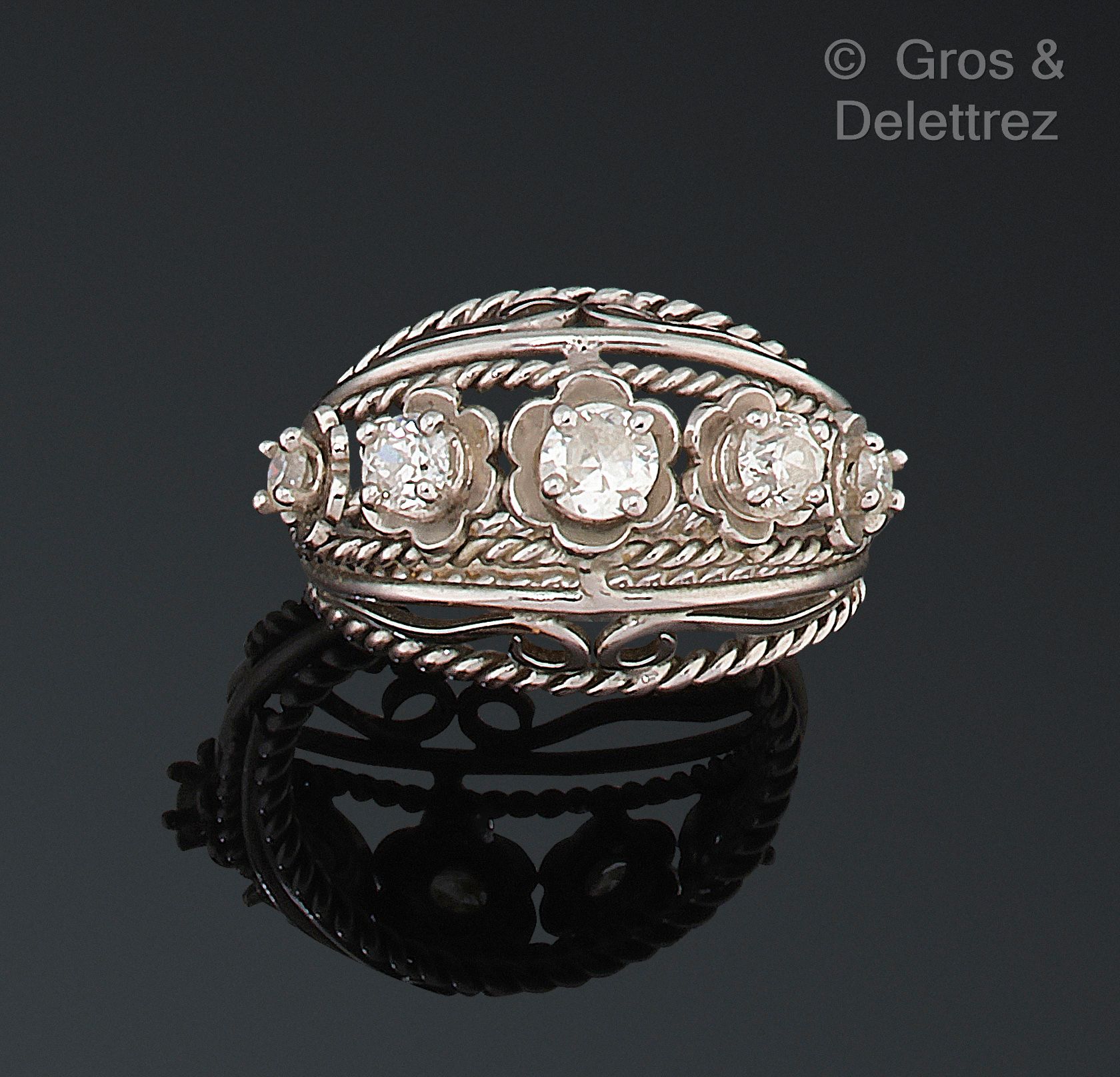 Null 白金 "圆顶 "戒指，镂空和扭曲的装饰，镶有老式切割钻石。手指大小：54。毛重：7.7克。