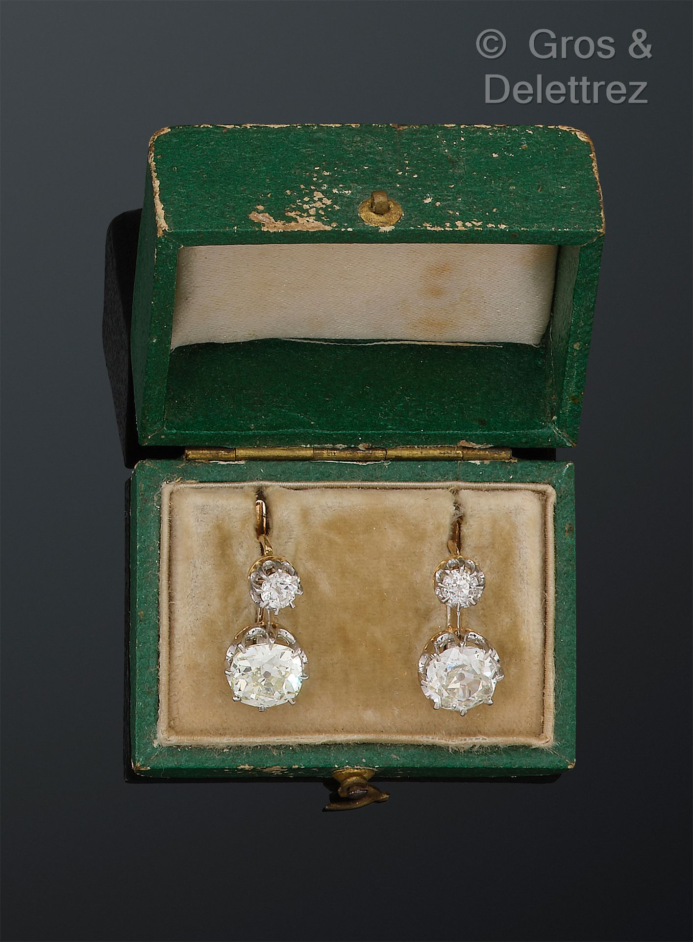 Null Pair of yellow gold "Dormeuse" earrings, each set with an old-cut diamond a&hellip;