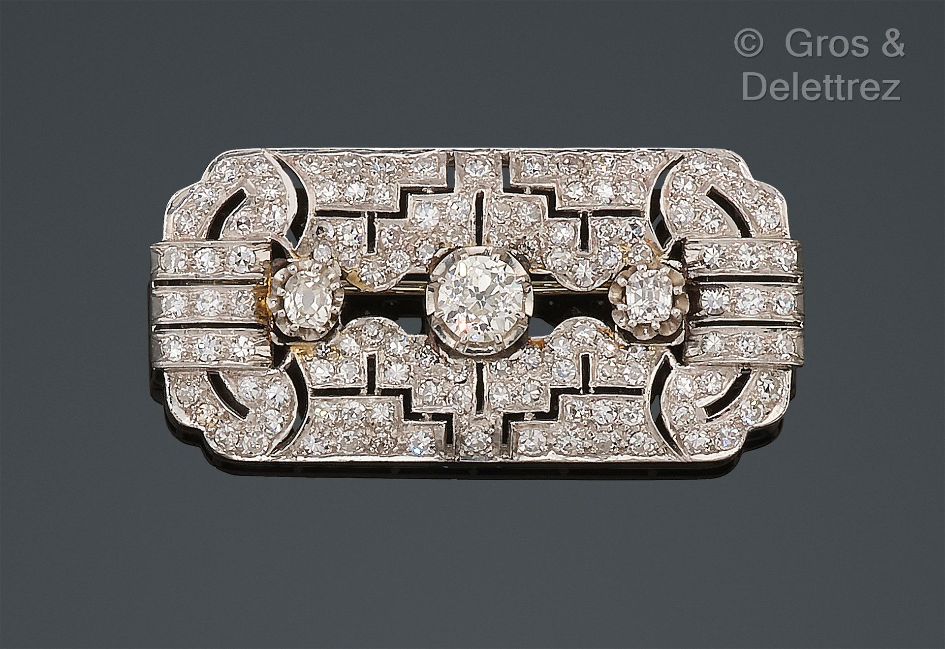Null 铂金和白金 "Plaque "胸针，具有镂空的几何设计，全部镶嵌了8/8切割和老式切割钻石，其中一个在中间较大。法国作品，约1920年。尺寸：4.8 &hellip;
