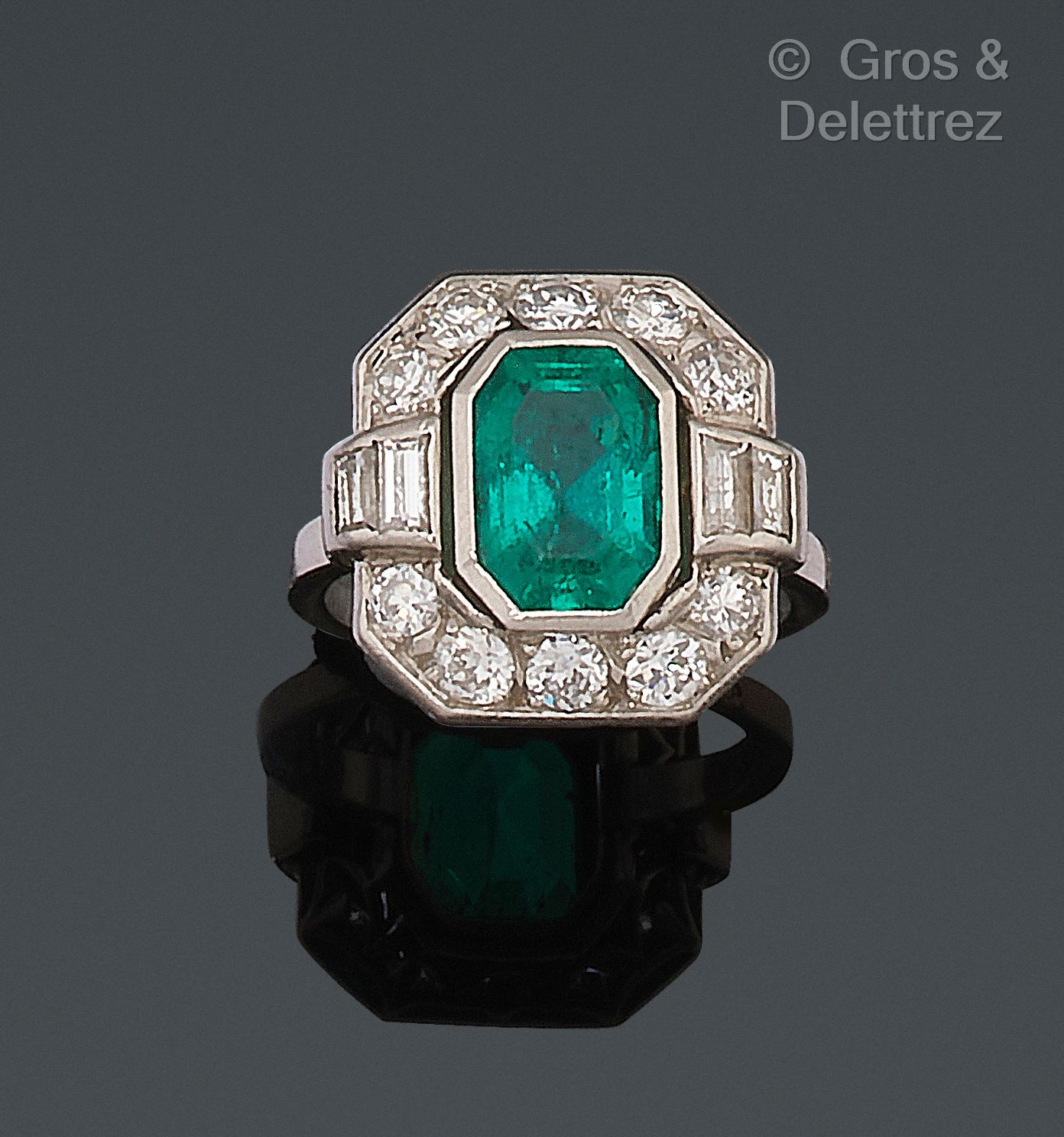 Null 法国作品，约1935年 铂金戒指，镶有八角形祖母绿，周围是明亮式切割钻石，肩部是长方形钻石。绿宝石略有缺失，边缘有缺口。手指大小：47.毛重：5.1克&hellip;