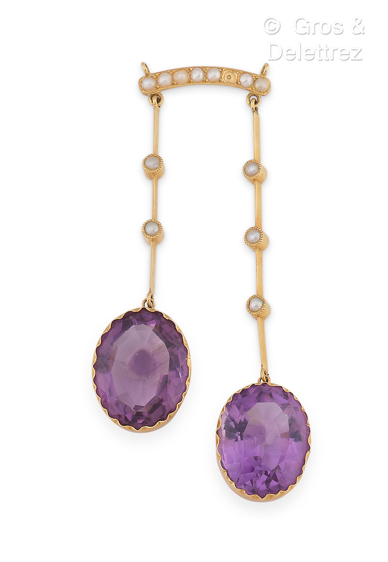 Null 黄金项链的中心图案，两个椭圆形的紫水晶被半颗珍珠衬托着（其中一颗丢失）。长度：7厘米。毛重：10。