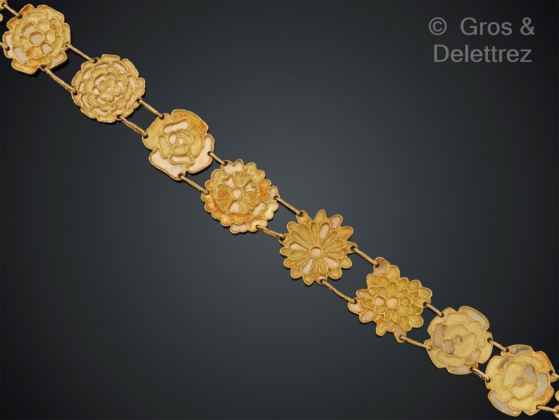 Null 重要的黄金和白金腰带，由抛光和磨砂金的凿形板组成，形成由异形扣连接的风格化花朵。长度：78.5厘米。D. 573,6g.
