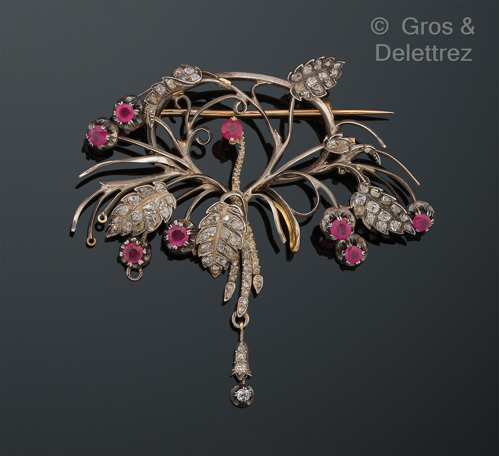 Null Broche « Fraisier » en or jaune et gris, formant une branche serties de dia&hellip;