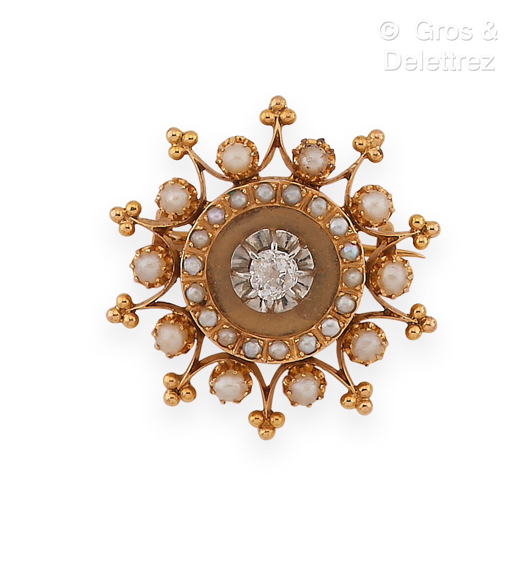 Null 黄金和铂金 "星 "形胸针，在可能是精美的半珍珠和金珍珠的镶嵌下，镶嵌了一颗老式切割钻石。 主钻石的重量：0.20克拉。 直径：29毫米。毛重：6.1&hellip;