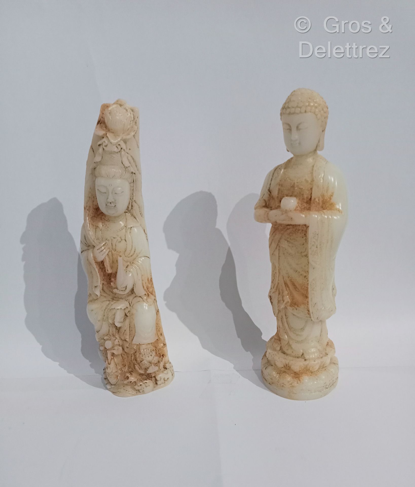 Null Deux statuettes en albâtre, représentant le Bouddha et Guanyin, respectivme&hellip;