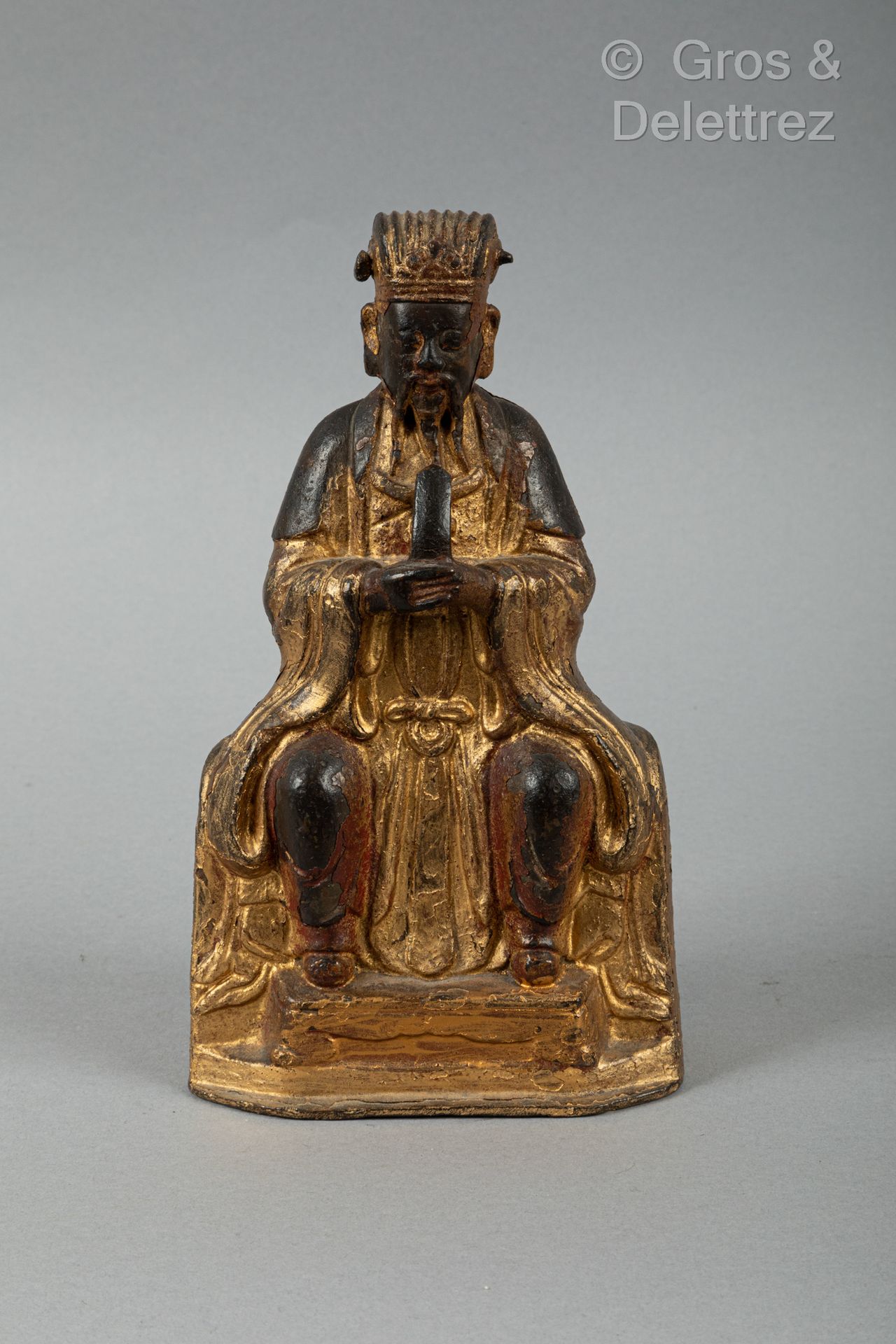 Null Sujet en bronze laqué or et rouge, représentant l'Auguste de Jade, assis et&hellip;