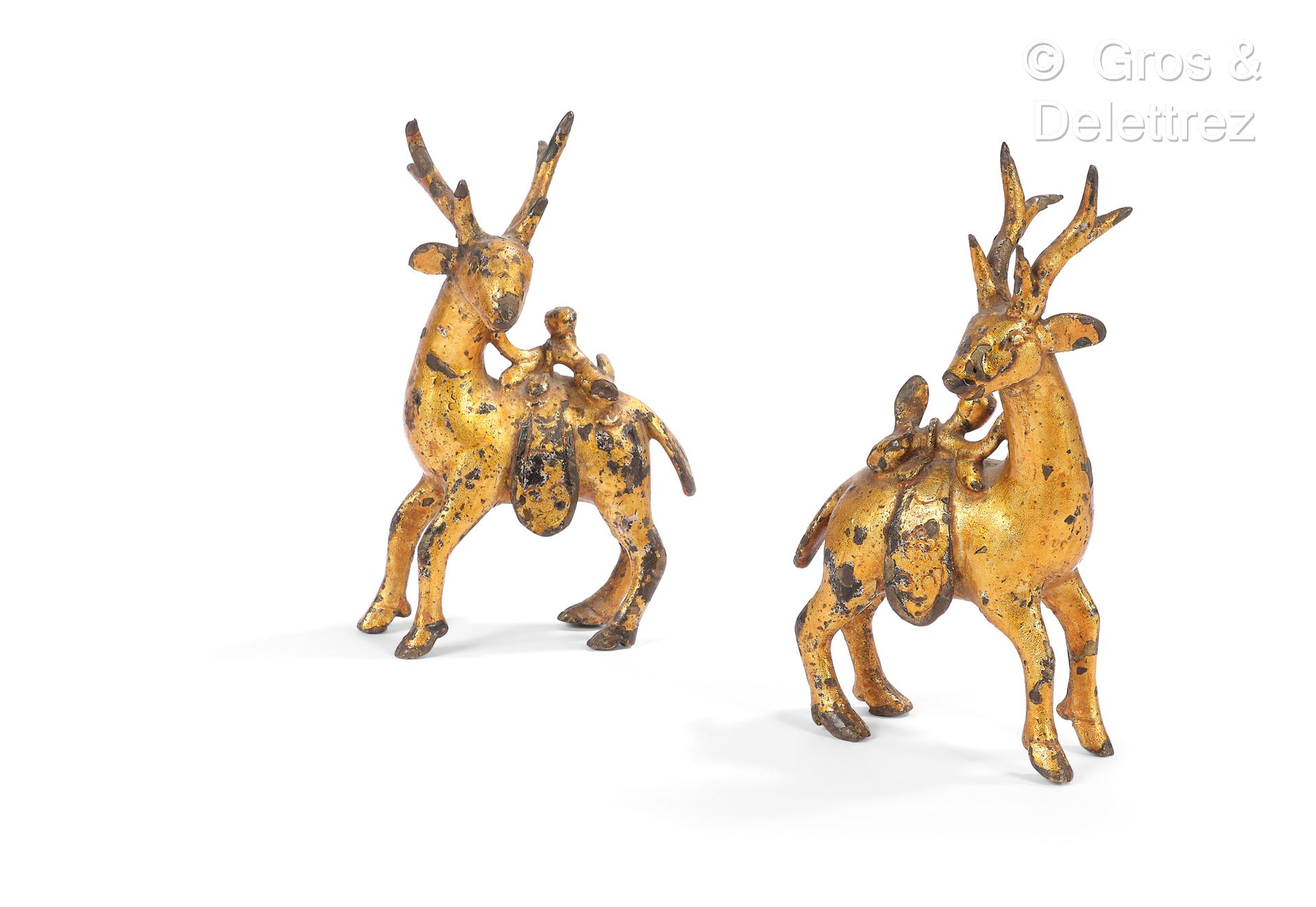 Null Paire de sujets en bronze doré représentant deux daims.
Chine, XVIIIe siècl&hellip;