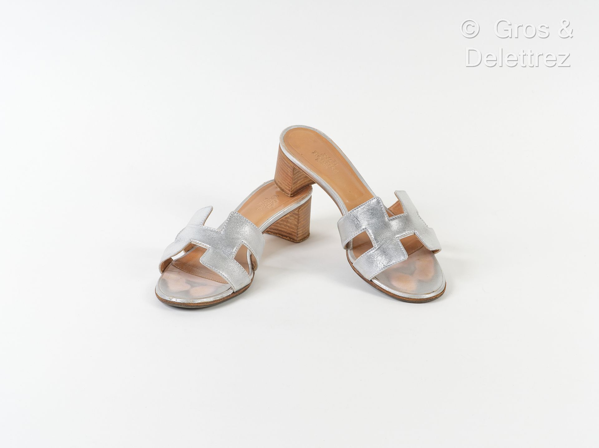 HERMES Paris Made In Italy Pair of silver lambskin leather "Oasis" sandals, 50 m&hellip;