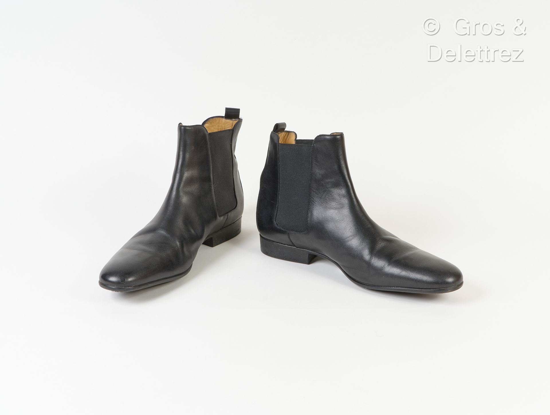 HERMES Made In Italy 一双黑色小牛皮切尔西靴，彩色弹性插片，橡胶鞋底。T.41.