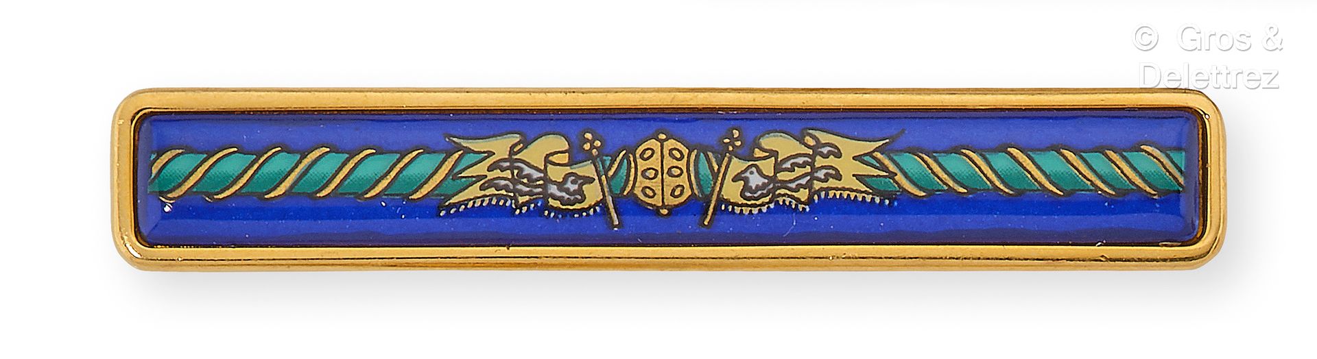 HERMES 鎏金金属 "Barrette "胸针，上面有一个多色珐琅彩板，代表蓝底的旗帜。签名：Hermès。长度：6厘米。