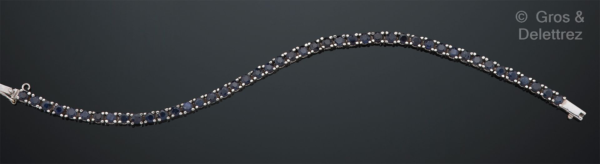 Null Ligne "白金手镯，完全镶嵌蓝宝石。长度：18厘米。毛重：14.7克。