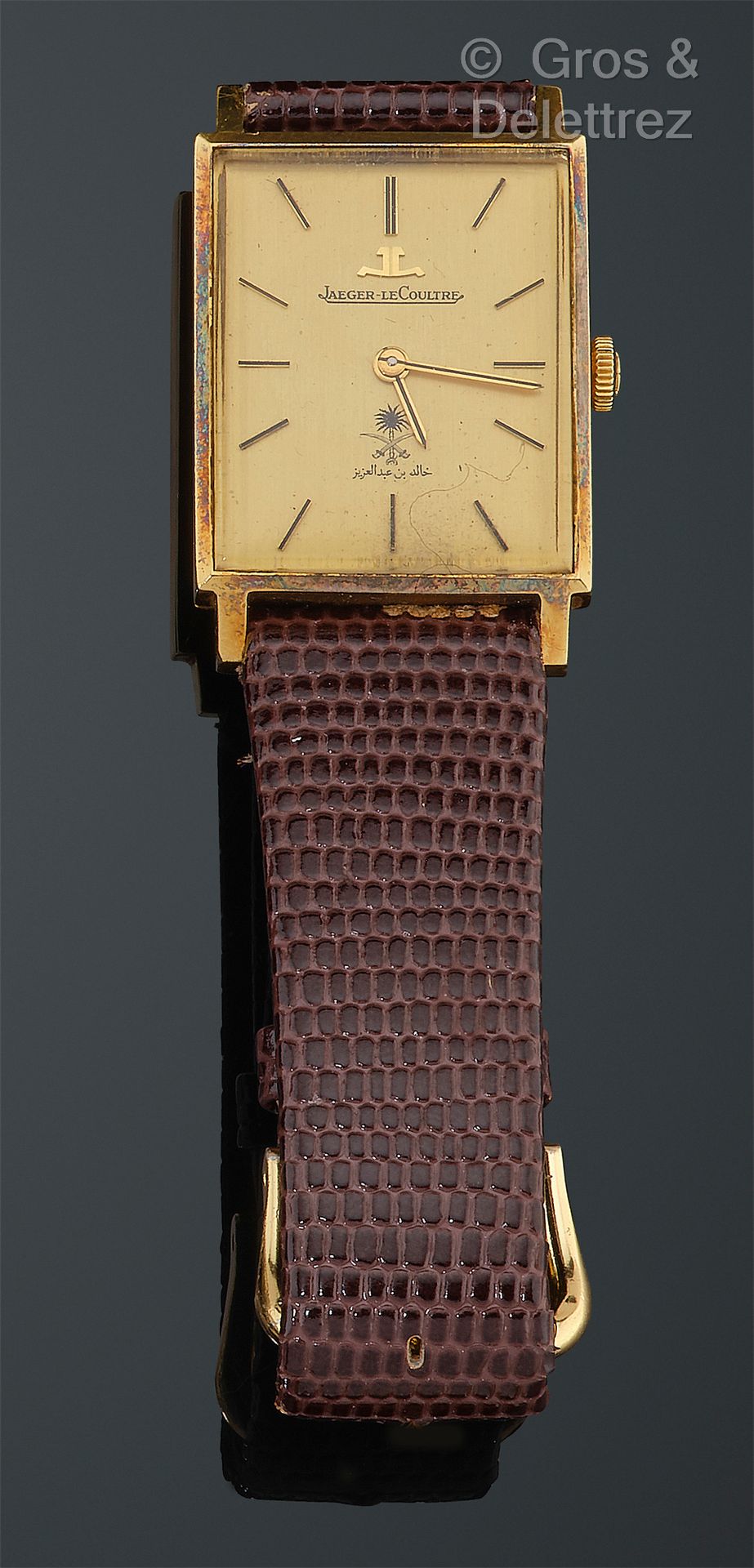 JAEGER-LECOULTRE 黄金腕表，长方形表壳（28 x 23毫米），金色表盘上有应用巴顿时标。机械机芯。棕色皮革表带，带金属针扣。毛重：26.8克。