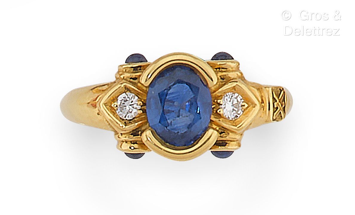 KORLOFF 黄金戒指，镶嵌着一颗椭圆形蓝宝石和几何图案，上面镶嵌着明亮式切割钻石和凸圆形蓝宝石。戒指上刻有Korloff的标志。手指大小：52。毛重：8.3&hellip;