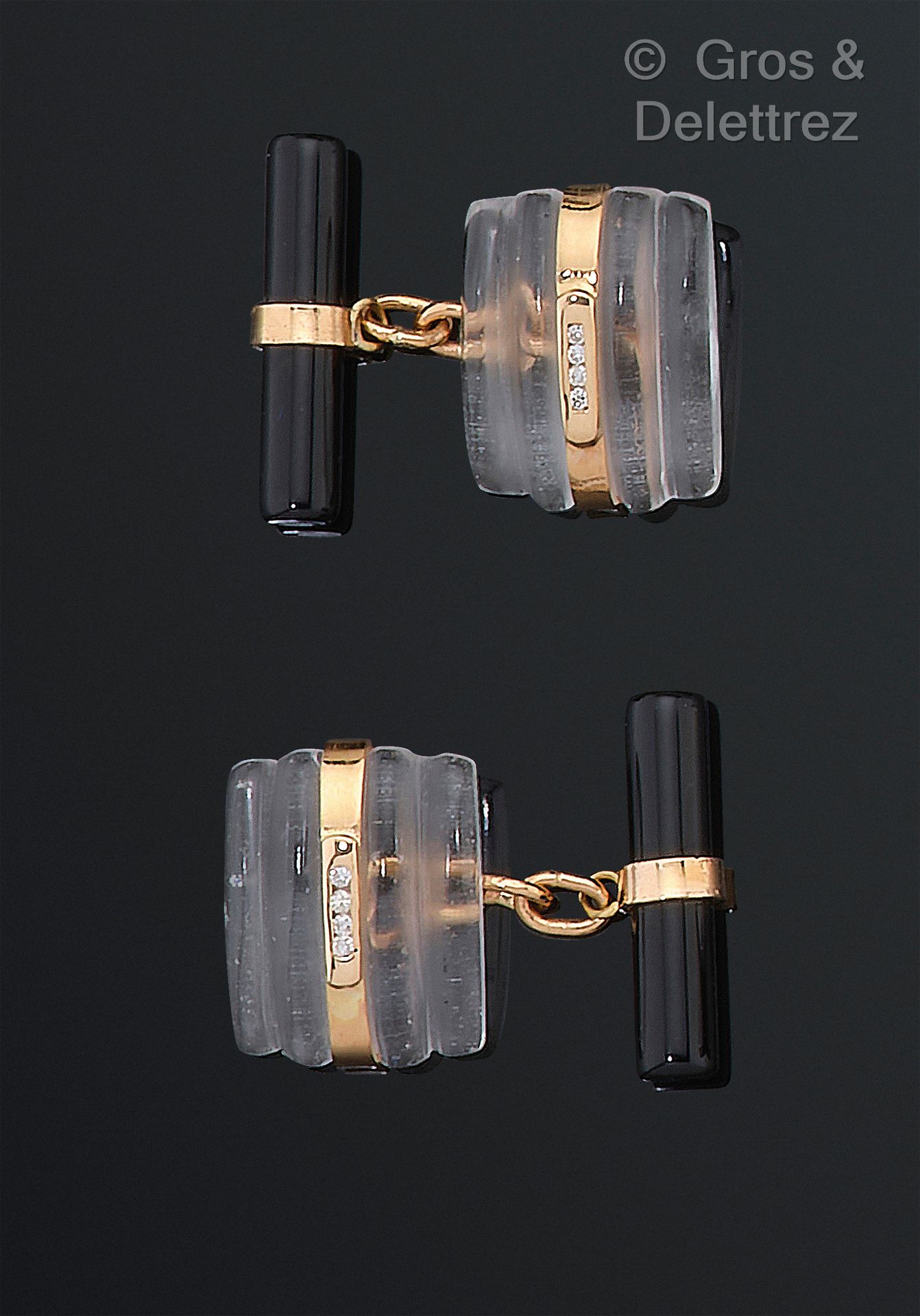 Null 一对黄金袖扣，由Godronné水晶板和明亮式切割钻石以及黑玛瑙棒组成。毛重：6.8克。