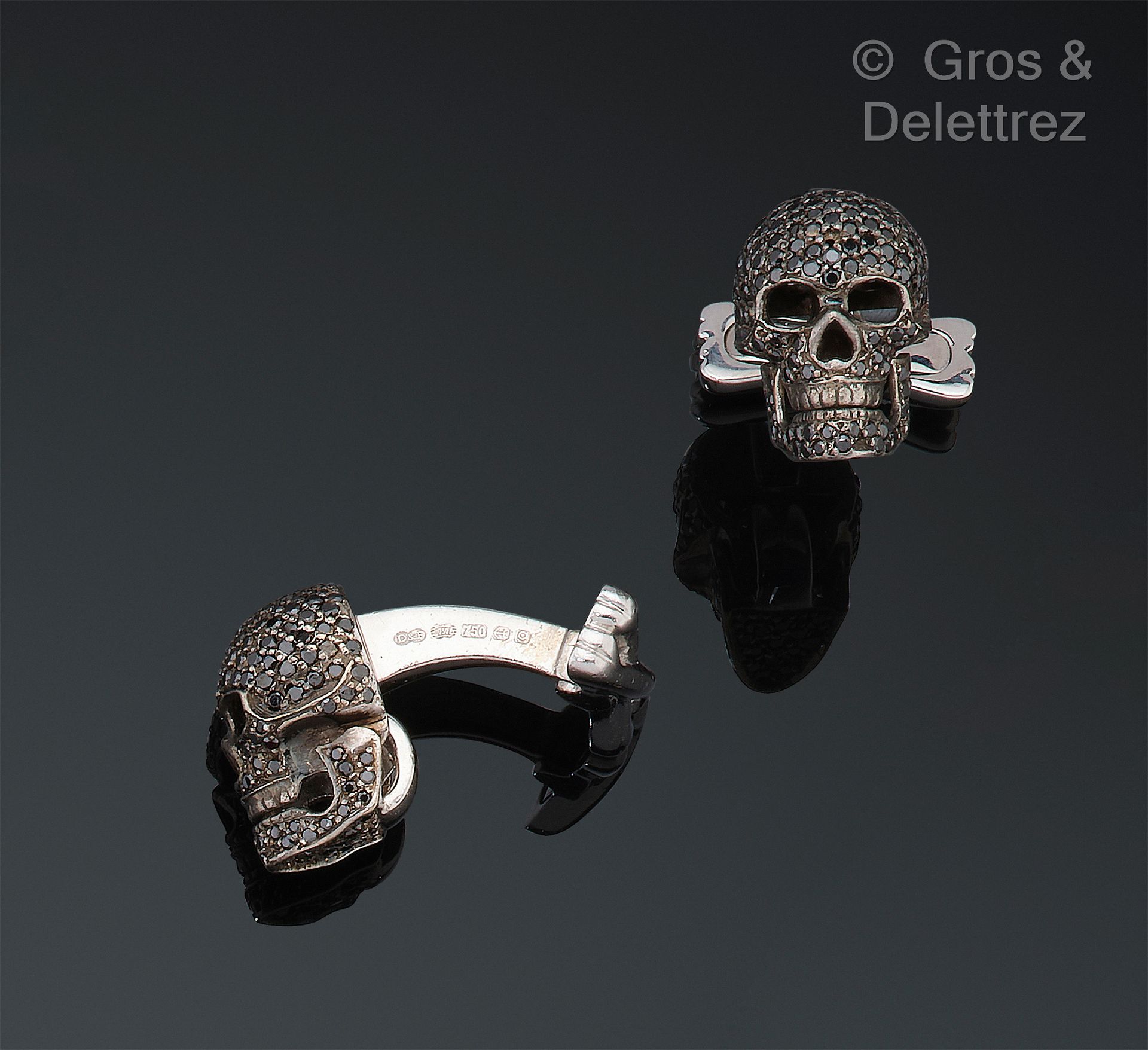 Null Pair of cufflinks "Vanities" in blackened white gold, decorated with skulls&hellip;