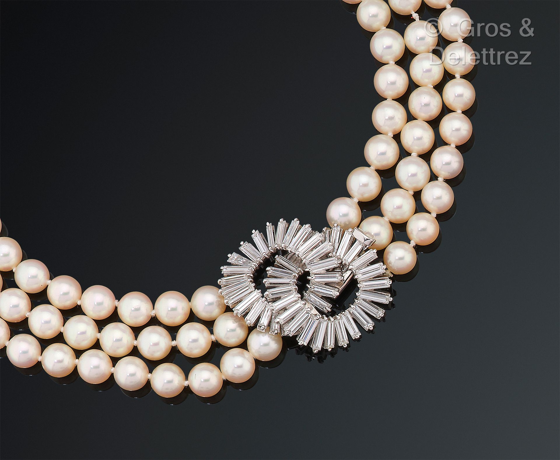 CARTIER Collier composé de trois rangs perles de culture blanche, le fermoir sig&hellip;