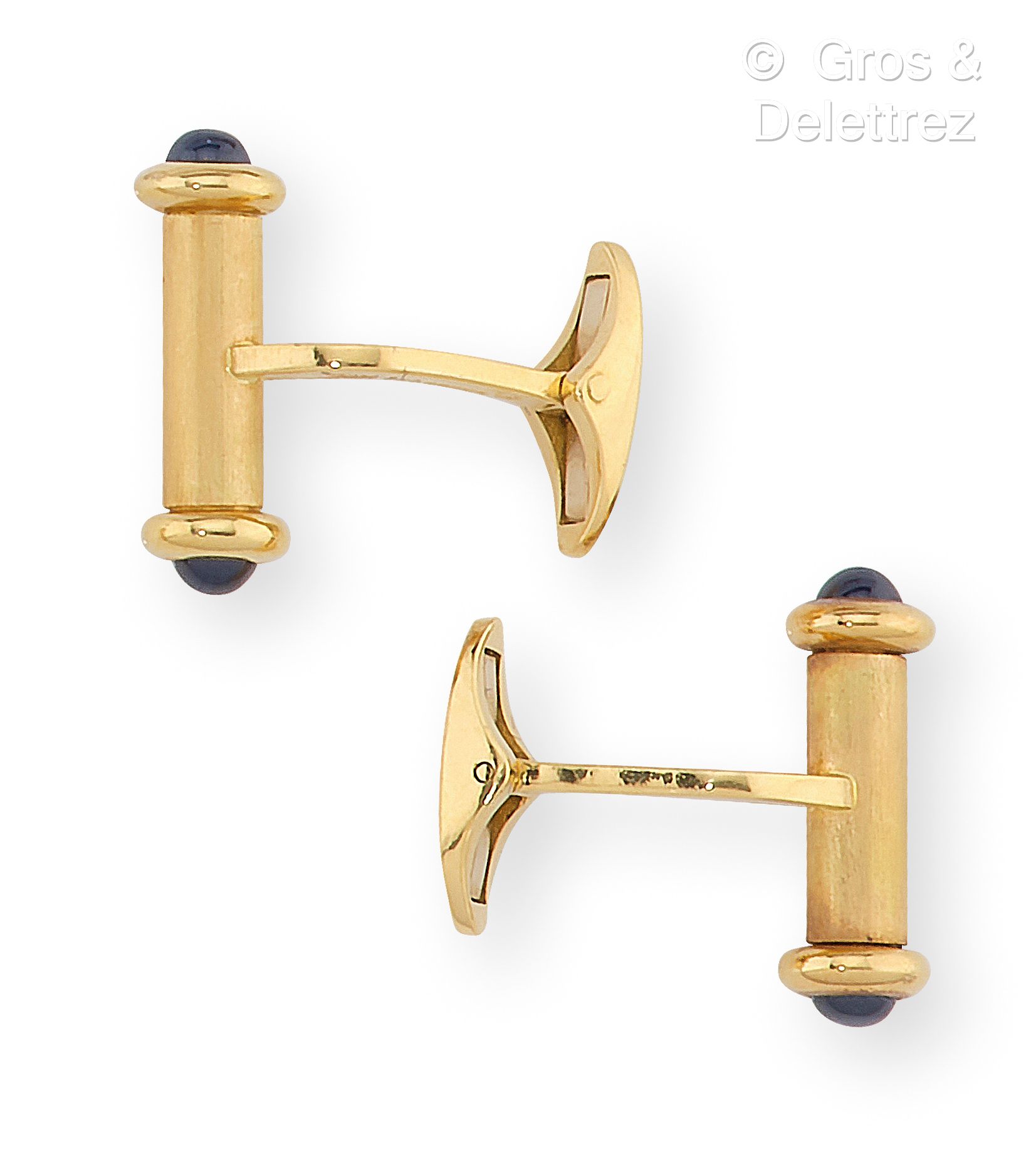 Null Pair of yellow gold cufflinks, each set with two sapphire cabochons. Gross &hellip;
