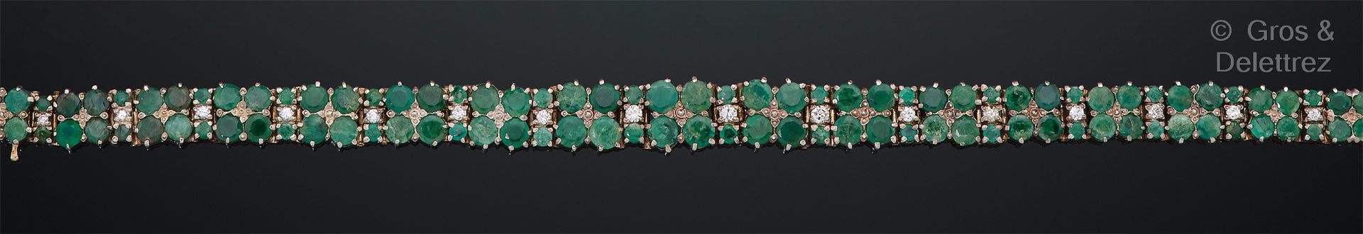 Null 14K白金铰接式手镯，全部镶嵌有圆形和校准的祖母绿，与明亮式切割钻石交替使用。长度：18厘米。毛重：23.9克。