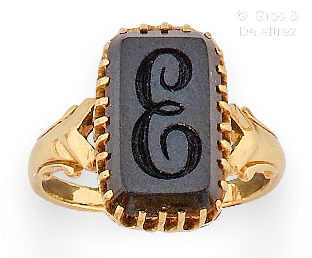 Null Yellow gold ring set with an intaglio on onyx representing a stylized "E". &hellip;