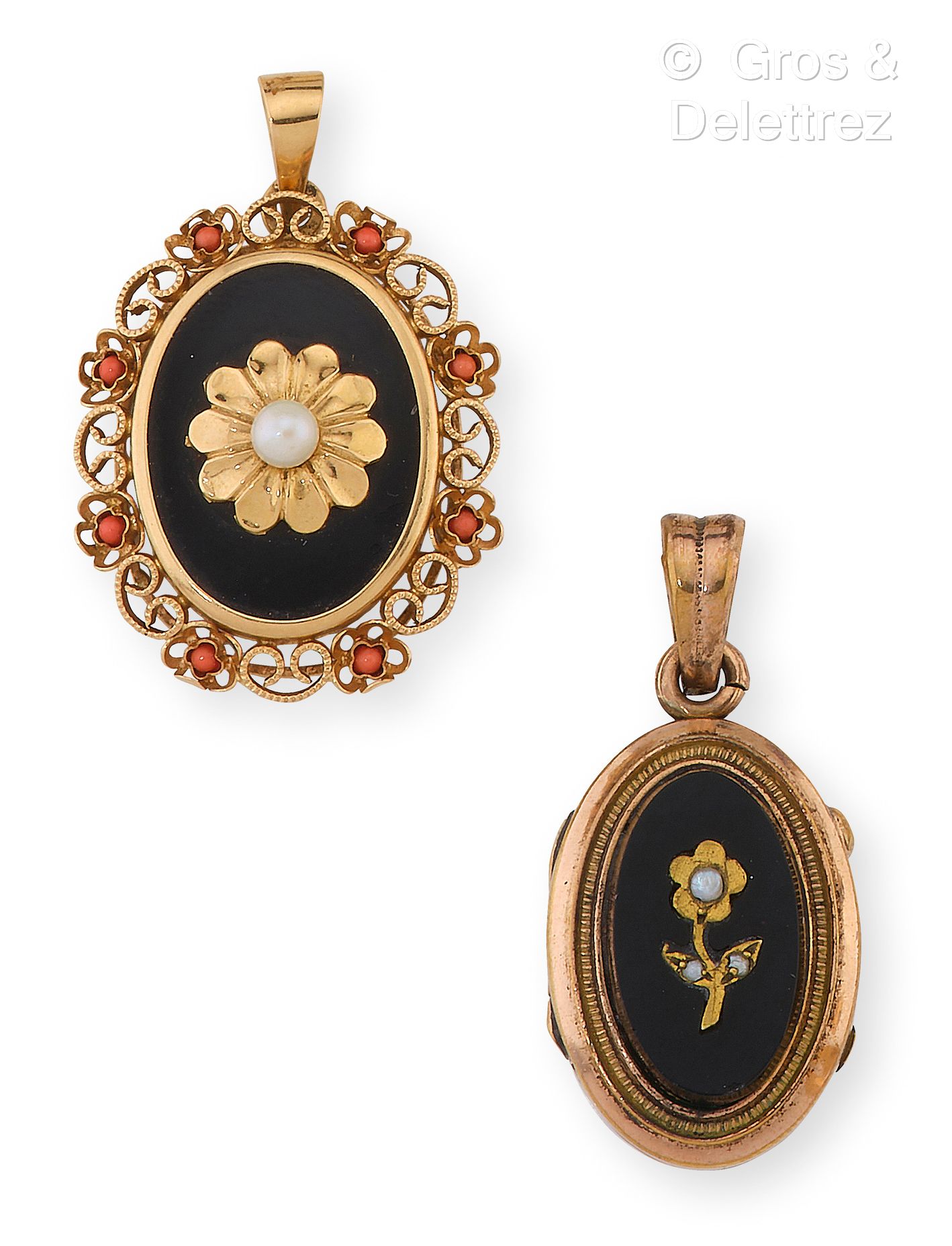 Null Lot comprising two pendants, one in yellow gold and onyx with a flower moti&hellip;