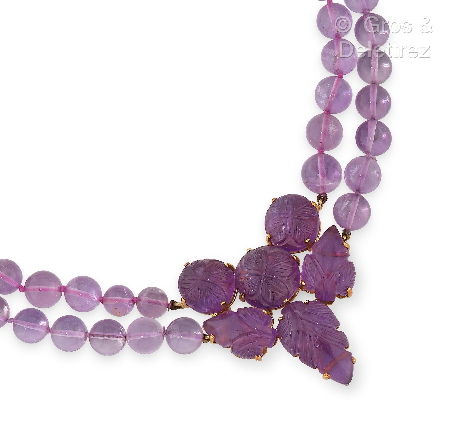 Null 两排紫水晶珍珠托着紫水晶叶子雕刻图案的项链。黄金的扣子。长度：52厘米。毛重：118.6克。
