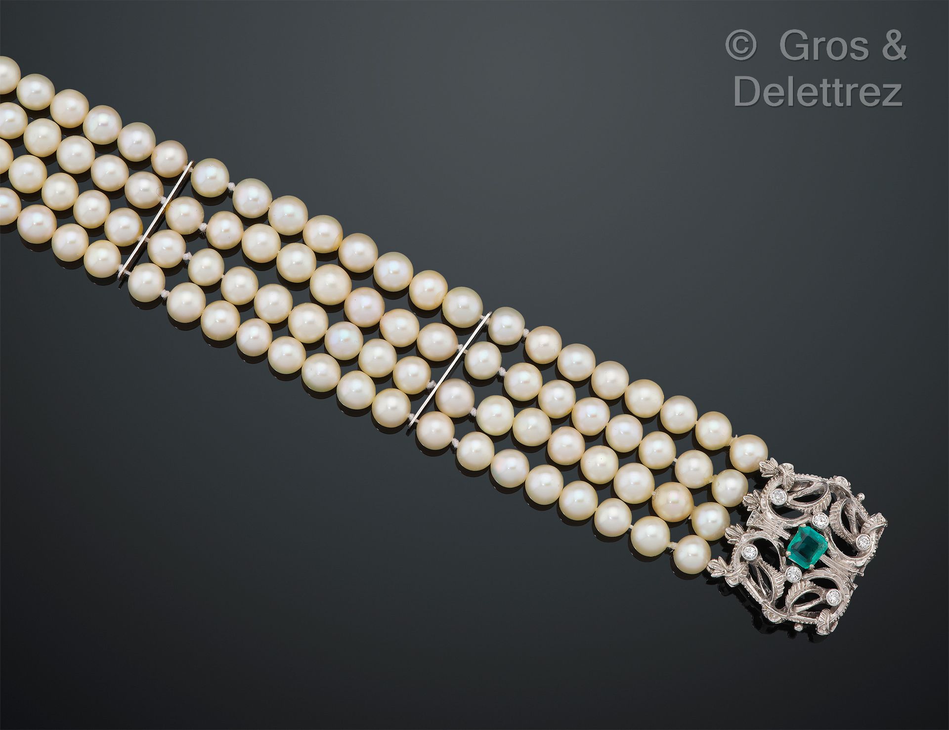 Null 由四排养殖珍珠组成的手链。表扣为白金材质，饰以长方形祖母绿下方的卷轴，并以明亮式切割钻石作为点缀。长度：19厘米。

珍珠的直径：7毫米。毛重：51.&hellip;