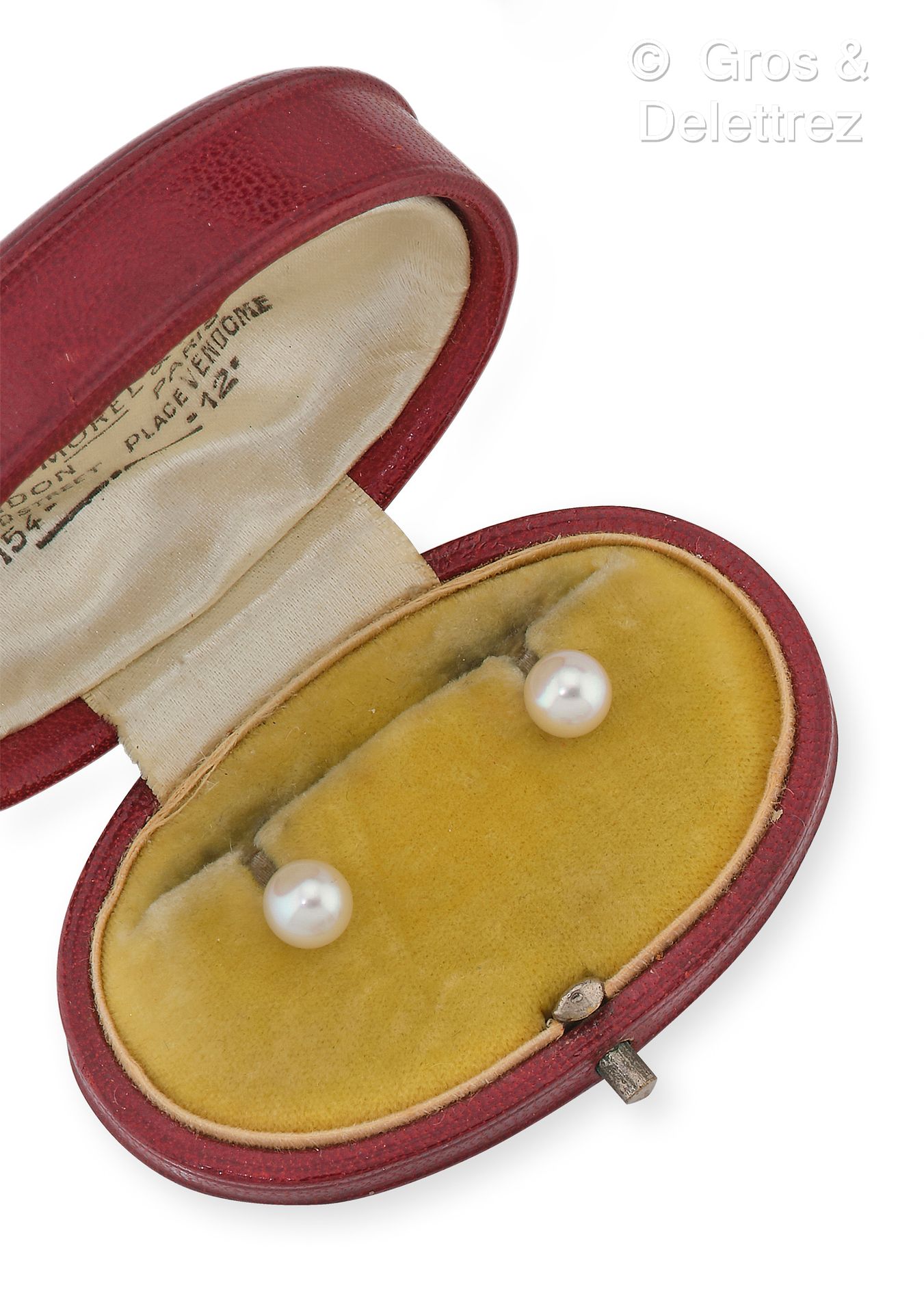 Null 一对带养殖珍珠的黄金领扣。有其黄金链。毛重：3.6克。装在一个酒红色的皮箱里，上面有P.M.的字样。