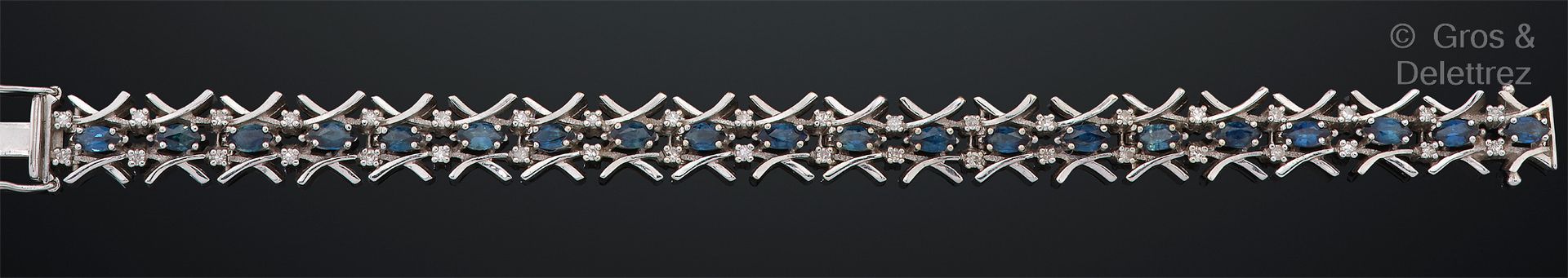 Null Ligne "手镯，饰有交织的白金丝带，并镶嵌有脐带形蓝宝石。长度：16.5厘米。毛重：28.4克。